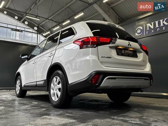 Белый Мицубиси Аутлендер, объемом двигателя 2 л и пробегом 30 тыс. км за 22500 $, фото 10 на Automoto.ua