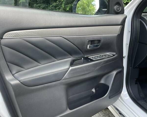 Белый Мицубиси Аутлендер, объемом двигателя 2.36 л и пробегом 94 тыс. км за 26200 $, фото 13 на Automoto.ua