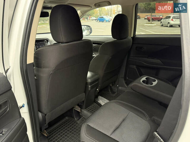 Білий Міцубісі Аутлендер, об'ємом двигуна 2 л та пробігом 63 тис. км за 20800 $, фото 29 на Automoto.ua