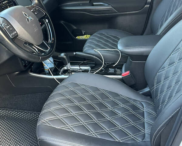 Белый Мицубиси Аутлендер, объемом двигателя 2 л и пробегом 143 тыс. км за 19999 $, фото 4 на Automoto.ua