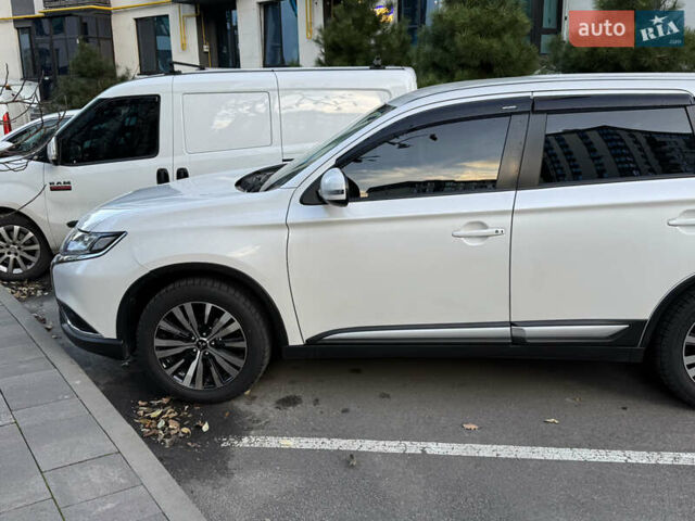 Белый Мицубиси Аутлендер, объемом двигателя 2 л и пробегом 143 тыс. км за 19999 $, фото 1 на Automoto.ua