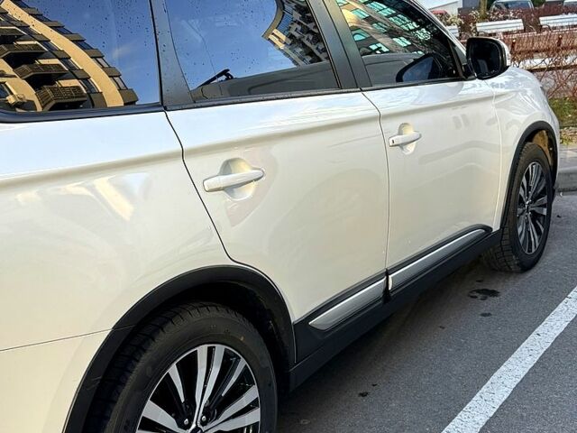 Белый Мицубиси Аутлендер, объемом двигателя 2 л и пробегом 143 тыс. км за 19999 $, фото 2 на Automoto.ua