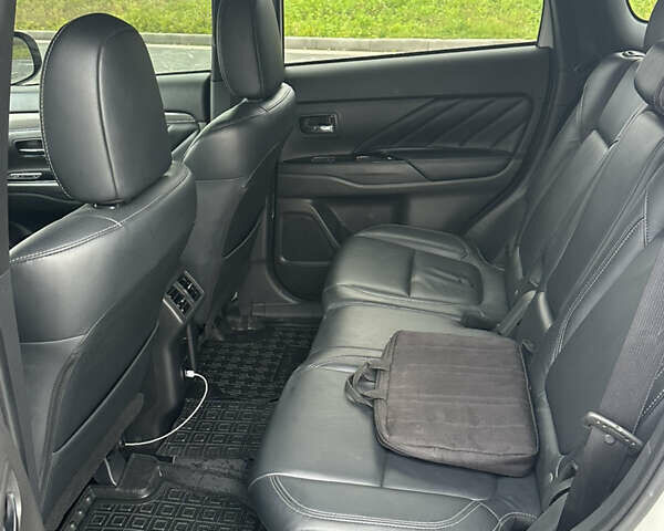 Білий Міцубісі Аутлендер, об'ємом двигуна 2.36 л та пробігом 81 тис. км за 24500 $, фото 10 на Automoto.ua