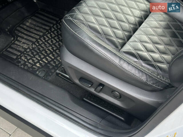 Білий Міцубісі Аутлендер, об'ємом двигуна 2.5 л та пробігом 62 тис. км за 28300 $, фото 17 на Automoto.ua