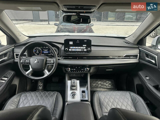 Білий Міцубісі Аутлендер, об'ємом двигуна 2.5 л та пробігом 62 тис. км за 28300 $, фото 7 на Automoto.ua