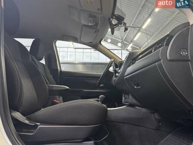 Белый Мицубиси Аутлендер, объемом двигателя 2 л и пробегом 30 тыс. км за 22500 $, фото 29 на Automoto.ua