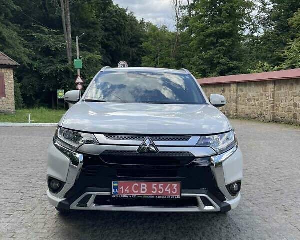 Белый Мицубиси Аутлендер, объемом двигателя 2.36 л и пробегом 94 тыс. км за 26200 $, фото 2 на Automoto.ua