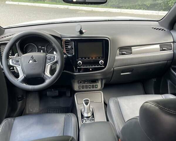 Белый Мицубиси Аутлендер, объемом двигателя 2.36 л и пробегом 94 тыс. км за 26200 $, фото 8 на Automoto.ua