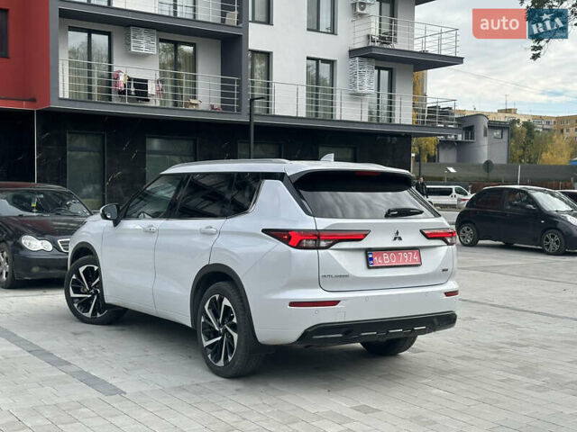 Білий Міцубісі Аутлендер, об'ємом двигуна 2.5 л та пробігом 62 тис. км за 28300 $, фото 4 на Automoto.ua
