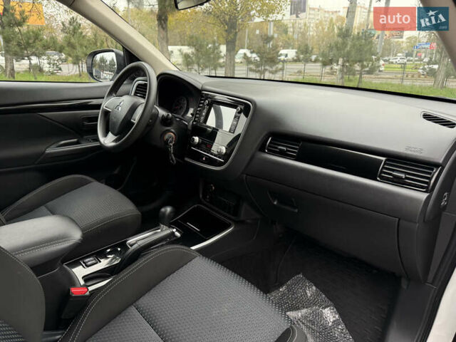 Білий Міцубісі Аутлендер, об'ємом двигуна 2 л та пробігом 63 тис. км за 20800 $, фото 39 на Automoto.ua