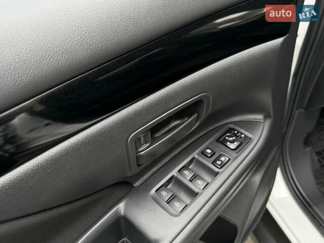 Білий Міцубісі Аутлендер, об'ємом двигуна 2 л та пробігом 63 тис. км за 20800 $, фото 16 на Automoto.ua