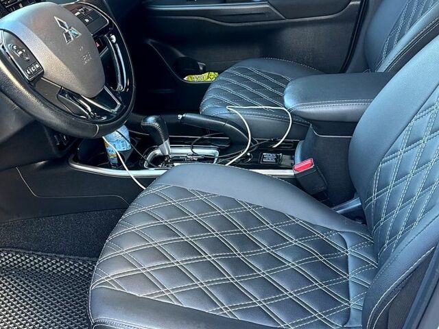 Белый Мицубиси Аутлендер, объемом двигателя 2 л и пробегом 143 тыс. км за 19999 $, фото 5 на Automoto.ua