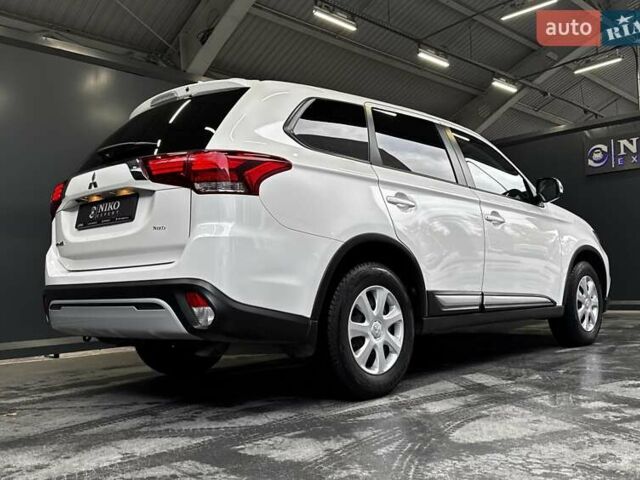 Белый Мицубиси Аутлендер, объемом двигателя 2 л и пробегом 30 тыс. км за 22500 $, фото 16 на Automoto.ua
