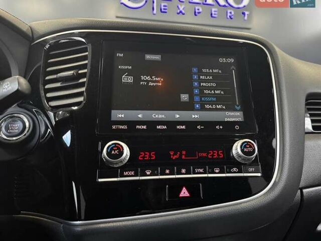 Белый Мицубиси Аутлендер, объемом двигателя 2 л и пробегом 30 тыс. км за 22500 $, фото 26 на Automoto.ua