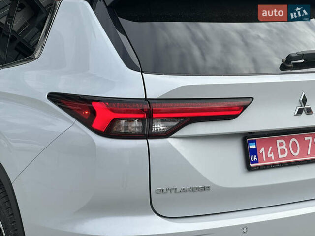 Білий Міцубісі Аутлендер, об'ємом двигуна 2.5 л та пробігом 62 тис. км за 28300 $, фото 44 на Automoto.ua