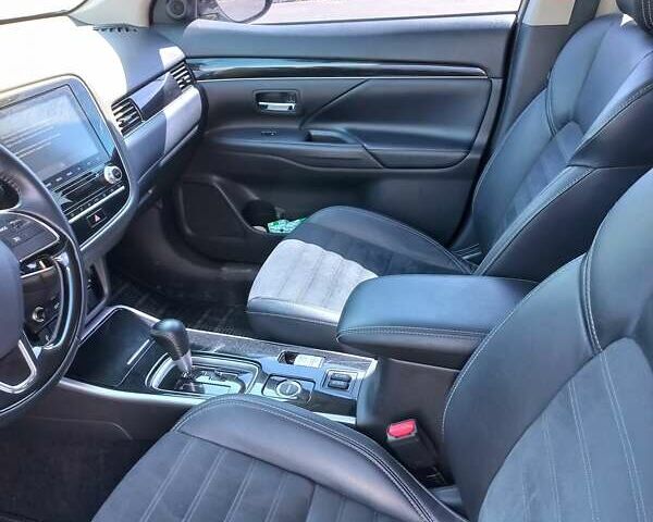 Белый Мицубиси Аутлендер, объемом двигателя 2 л и пробегом 96 тыс. км за 24000 $, фото 1 на Automoto.ua