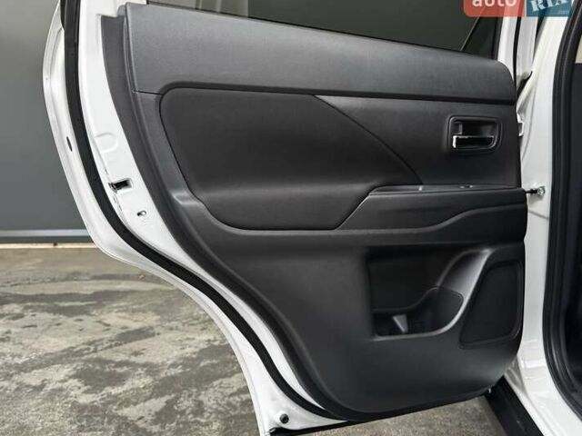 Белый Мицубиси Аутлендер, объемом двигателя 2 л и пробегом 30 тыс. км за 22500 $, фото 33 на Automoto.ua