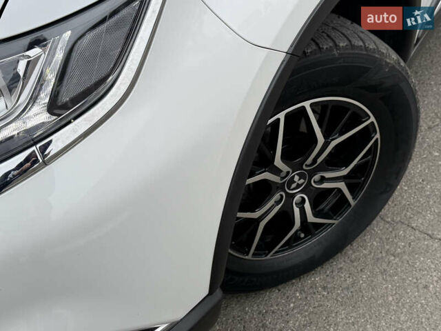 Білий Міцубісі Аутлендер, об'ємом двигуна 2 л та пробігом 63 тис. км за 20800 $, фото 4 на Automoto.ua