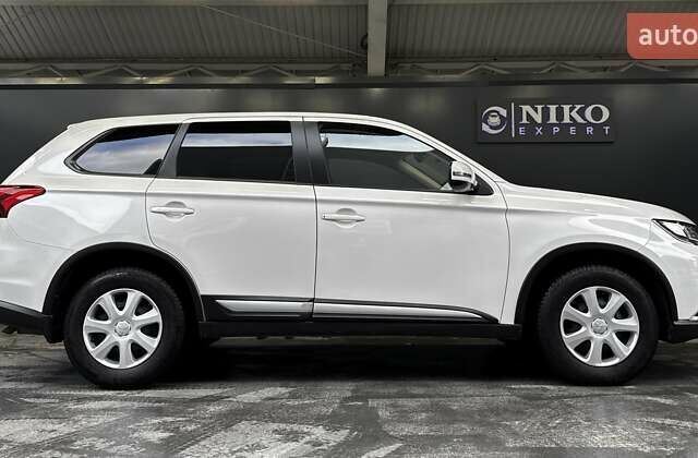 Белый Мицубиси Аутлендер, объемом двигателя 2 л и пробегом 30 тыс. км за 22500 $, фото 17 на Automoto.ua