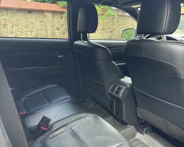 Белый Мицубиси Аутлендер, объемом двигателя 2.36 л и пробегом 94 тыс. км за 26200 $, фото 12 на Automoto.ua