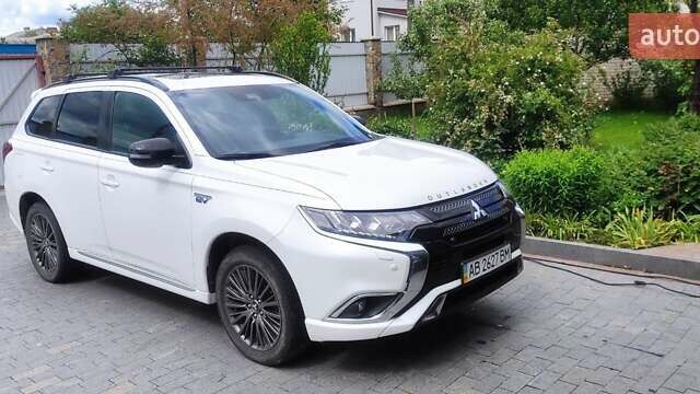 Белый Мицубиси Аутлендер, объемом двигателя 2.36 л и пробегом 97 тыс. км за 28900 $, фото 5 на Automoto.ua