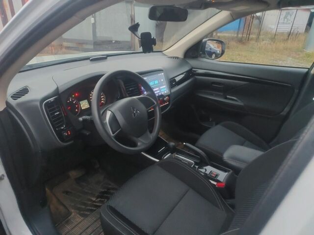 Білий Міцубісі Аутлендер, об'ємом двигуна 2 л та пробігом 78 тис. км за 19800 $, фото 6 на Automoto.ua