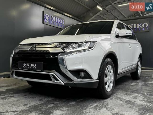 Белый Мицубиси Аутлендер, объемом двигателя 2 л и пробегом 30 тыс. км за 22500 $, фото 2 на Automoto.ua