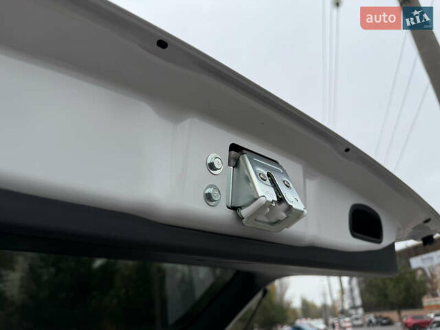 Білий Міцубісі Аутлендер, об'ємом двигуна 2 л та пробігом 63 тис. км за 20800 $, фото 35 на Automoto.ua