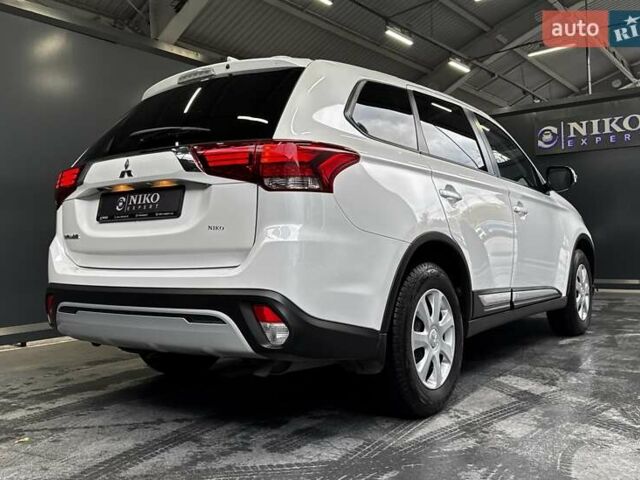 Белый Мицубиси Аутлендер, объемом двигателя 2 л и пробегом 30 тыс. км за 22500 $, фото 11 на Automoto.ua