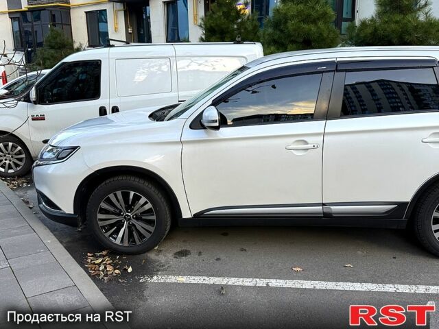 Белый Мицубиси Аутлендер, объемом двигателя 2 л и пробегом 143 тыс. км за 19999 $, фото 3 на Automoto.ua