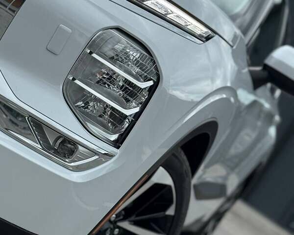 Белый Мицубиси Аутлендер, объемом двигателя 2.49 л и пробегом 70 тыс. км за 25500 $, фото 4 на Automoto.ua