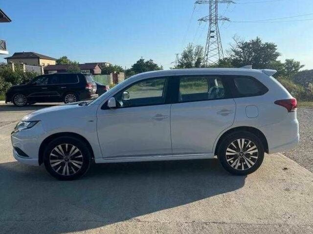 Белый Мицубиси Аутлендер, объемом двигателя 2 л и пробегом 77 тыс. км за 18200 $, фото 4 на Automoto.ua