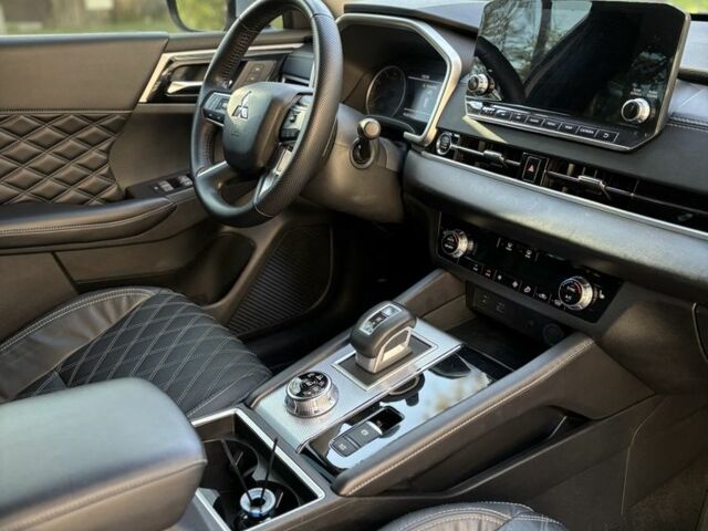 Белый Мицубиси Аутлендер, объемом двигателя 2.5 л и пробегом 69 тыс. км за 28200 $, фото 5 на Automoto.ua