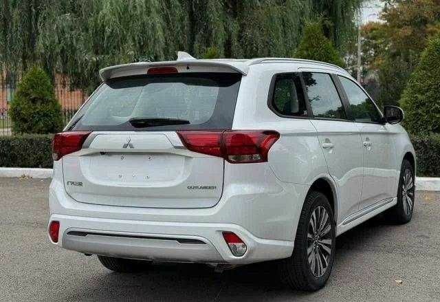 Міцубісі Аутлендер 2022 у Одесі на Automoto.ua Білий Міцубісі Аутлендер, об'ємом двигуна 0 л та пробігом 21 тис. км за 22000 $, фото 6 на Automoto.ua