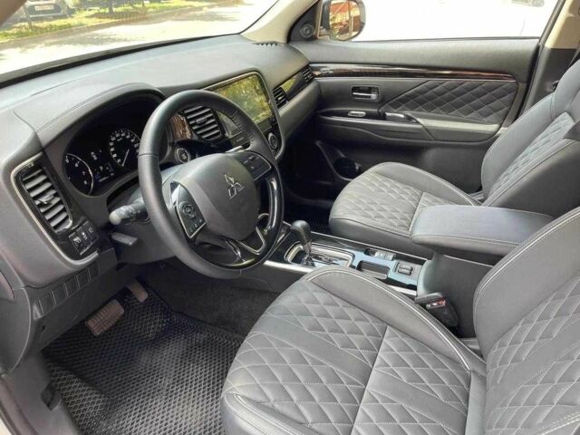 Белый Мицубиси Аутлендер, объемом двигателя 2 л и пробегом 77 тыс. км за 18200 $, фото 5 на Automoto.ua