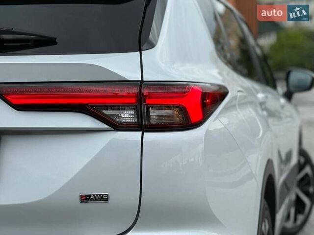 Белый Мицубиси Аутлендер, объемом двигателя 2.49 л и пробегом 70 тыс. км за 25500 $, фото 10 на Automoto.ua