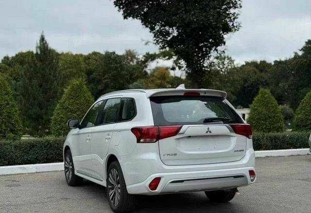 Міцубісі Аутлендер 2022 у Одесі на Automoto.ua Білий Міцубісі Аутлендер, об'ємом двигуна 0 л та пробігом 21 тис. км за 22000 $, фото 9 на Automoto.ua