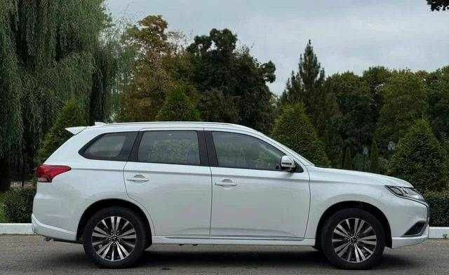 Міцубісі Аутлендер 2022 у Одесі на Automoto.ua Білий Міцубісі Аутлендер, об'ємом двигуна 0 л та пробігом 21 тис. км за 22000 $, фото 4 на Automoto.ua