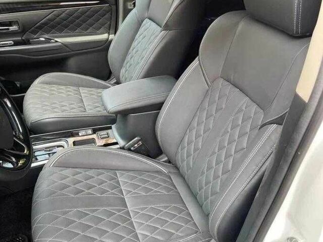 Белый Мицубиси Аутлендер, объемом двигателя 2 л и пробегом 77 тыс. км за 18200 $, фото 7 на Automoto.ua