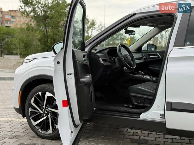 Белый Мицубиси Аутлендер, объемом двигателя 2.49 л и пробегом 70 тыс. км за 25500 $, фото 18 на Automoto.ua