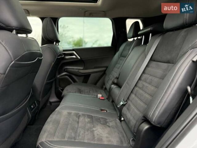 Белый Мицубиси Аутлендер, объемом двигателя 2.49 л и пробегом 70 тыс. км за 25500 $, фото 22 на Automoto.ua