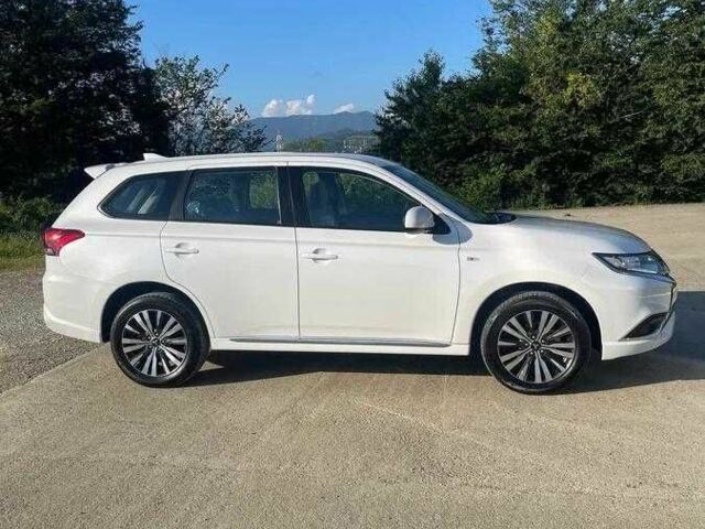 Белый Мицубиси Аутлендер, объемом двигателя 2 л и пробегом 77 тыс. км за 18200 $, фото 2 на Automoto.ua