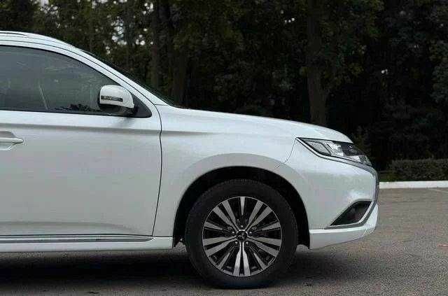 Міцубісі Аутлендер 2022 у Одесі на Automoto.ua Білий Міцубісі Аутлендер, об'ємом двигуна 0 л та пробігом 21 тис. км за 22000 $, фото 3 на Automoto.ua