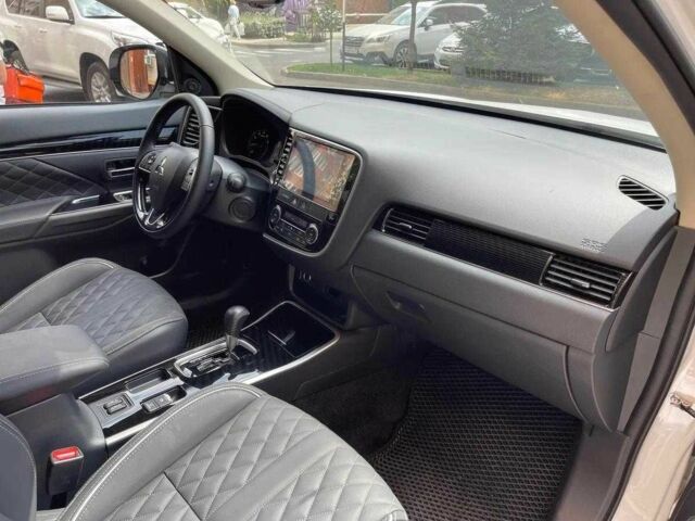 Белый Мицубиси Аутлендер, объемом двигателя 2 л и пробегом 77 тыс. км за 18200 $, фото 6 на Automoto.ua