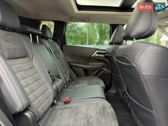 Белый Мицубиси Аутлендер, объемом двигателя 2.49 л и пробегом 70 тыс. км за 25500 $, фото 31 на Automoto.ua