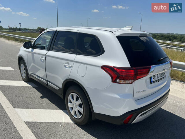 Белый Мицубиси Аутлендер, объемом двигателя 2 л и пробегом 9 тыс. км за 25000 $, фото 9 на Automoto.ua