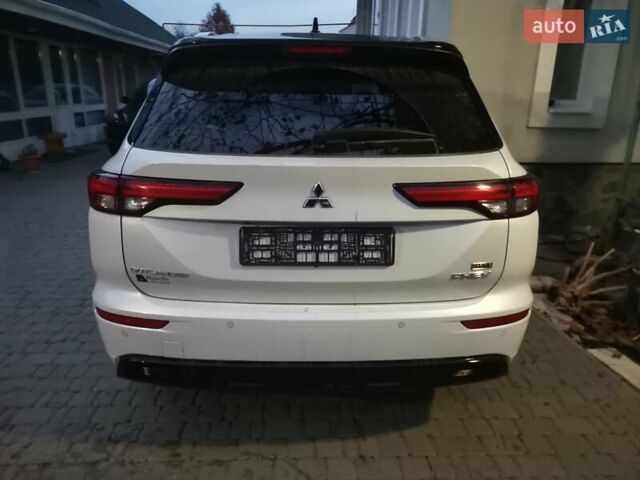 Белый Мицубиси Аутлендер, объемом двигателя 2.4 л и пробегом 61 тыс. км за 37000 $, фото 3 на Automoto.ua
