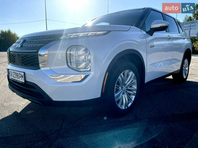 Белый Мицубиси Аутлендер, объемом двигателя 2.36 л и пробегом 33 тыс. км за 34600 $, фото 3 на Automoto.ua