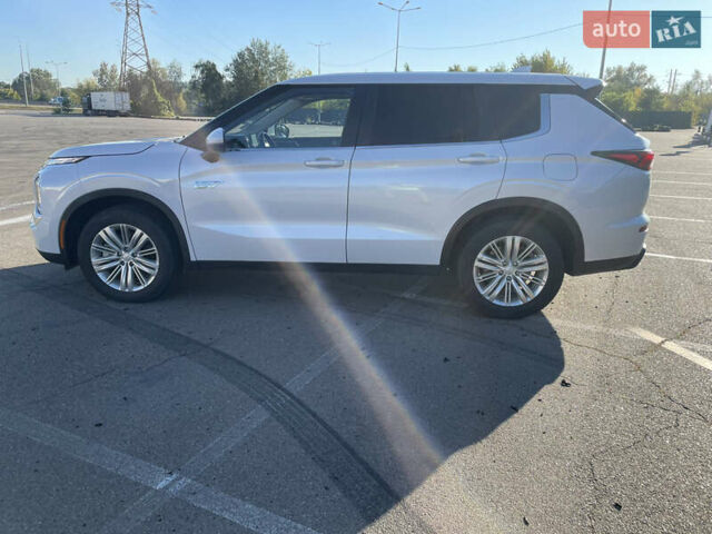 Белый Мицубиси Аутлендер, объемом двигателя 2.36 л и пробегом 33 тыс. км за 36500 $, фото 5 на Automoto.ua