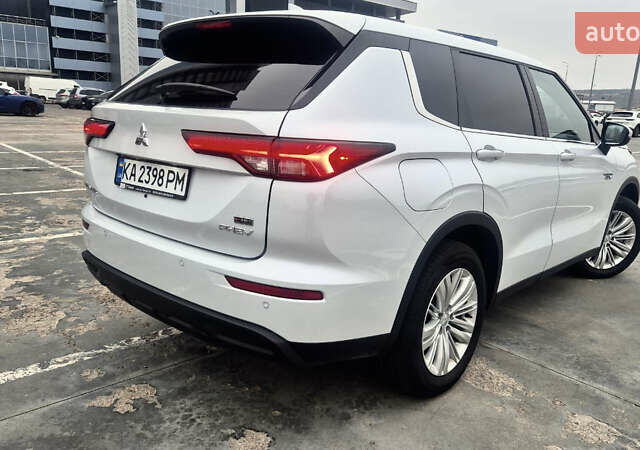 Белый Мицубиси Аутлендер, объемом двигателя 2.36 л и пробегом 33 тыс. км за 34600 $, фото 15 на Automoto.ua